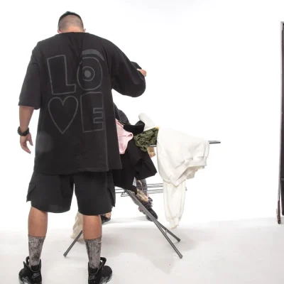 Como Montar Looks Versáteis com Peças Básicas do Streetwear